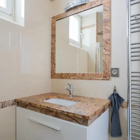 Luxury And Comfort In The Heart Of Apartment *