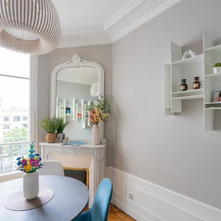 Luxury And Comfort In The Heart Of Apartment *