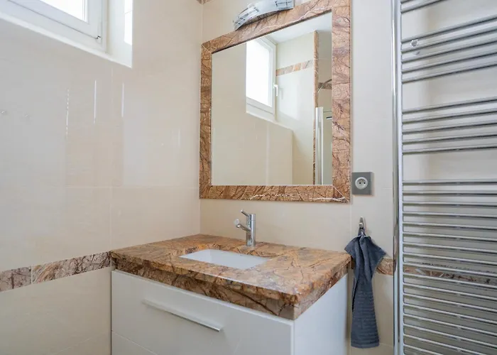 Luxury And Comfort In The Heart Of Apartment *
